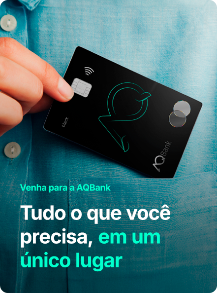 Homem colocando um cartão de crédito black AQBank no bolso de sua camisa