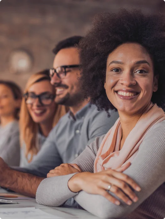 Grupo de empresários participando de uma reunião